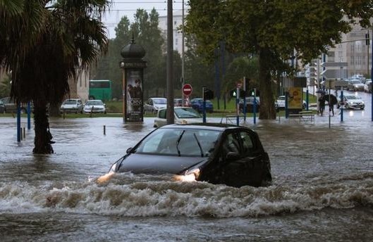 Inondations et absence du salarié : quelles conséquences ?